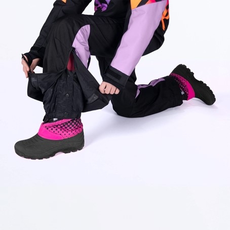 Varm scooterdress i sort og lilla med avtagbar hette og snøstoppere.